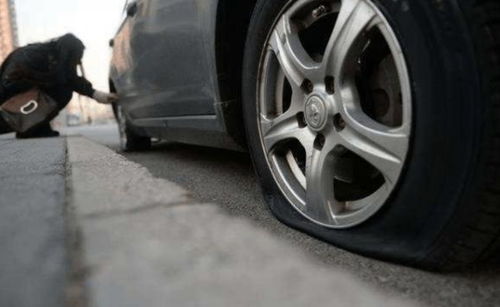 鄭州老人拿刀把汽車輪胎劃爛,與車主不相熟,網(wǎng)友提醒老人小心