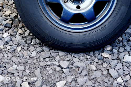 碎石路上的汽車輪胎