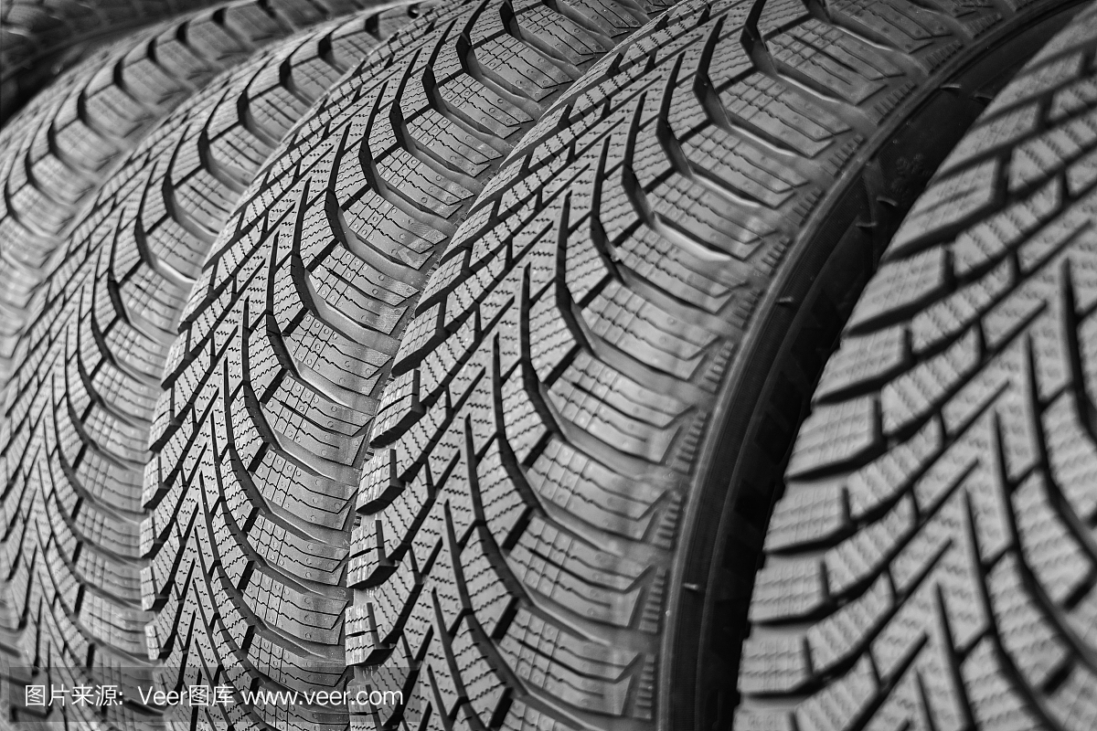 汽車商店備有各種新車輪胎架