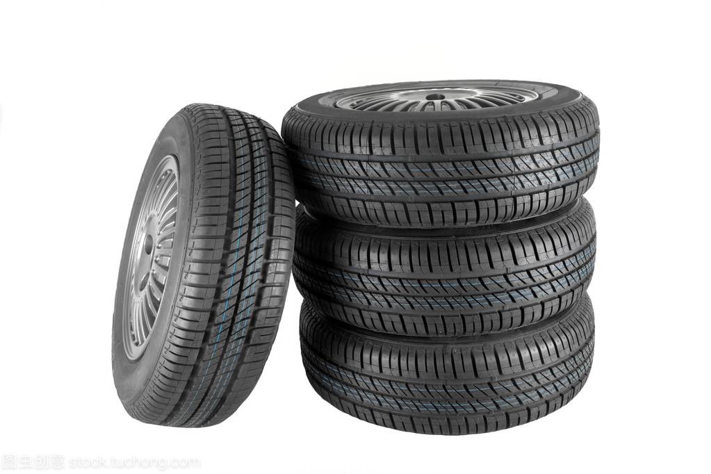 新的和未使用的汽車(chē)輪胎反對(duì)隔絕的背景