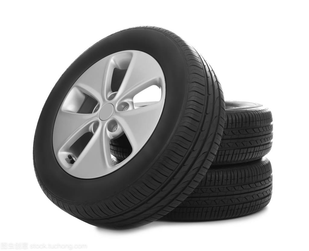 白色背景上的汽車輪胎：功能、設(shè)計(jì)與安全